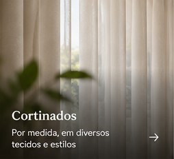 Cortinados claros em ambiente elegante